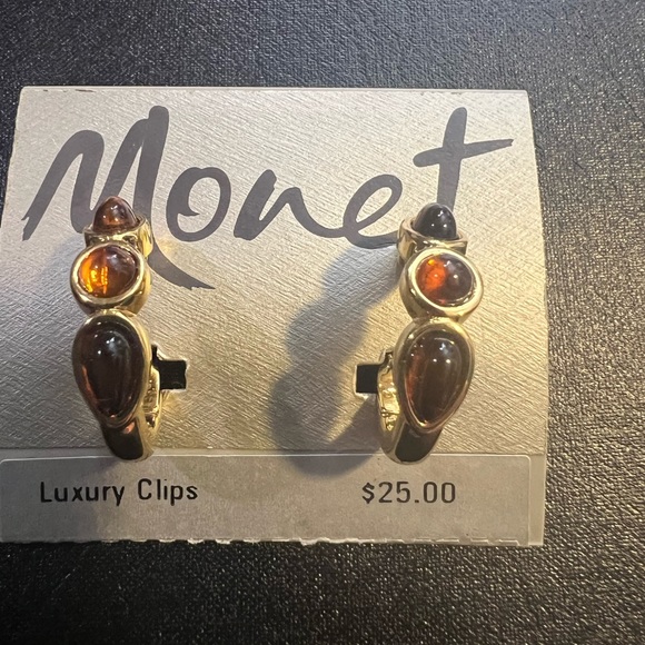 VTG Monet gold tone clip on hoop earrings dead stock - Picture 4 of 4